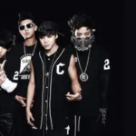 Imagem promocional do álbum BTS 2 COOL 4 SKOOL, destacando os sete membros do grupo em visuais marcantes que representam o estilo hip-hop e a atitude rebelde do debut. Saiba mais sobre o primeiro álbum do BTS no Bangtan Now.
