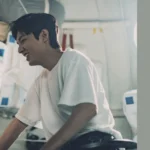Cena do drama When The Stars Gossip, com os protagonistas Gong Ryong (Lee Min Ho) e Eve Kim (Gong Hyo Jin) interagindo dentro da nave espacial. A conexão entre os personagens se reflete na música "Close to You", interpretada por Jin do BTS, destacada pelo artigo do Bangtan Now.