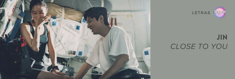 Cena do drama When The Stars Gossip, com os protagonistas Gong Ryong (Lee Min Ho) e Eve Kim (Gong Hyo Jin) interagindo dentro da nave espacial. A conexão entre os personagens se reflete na música "Close to You", interpretada por Jin do BTS, destacada pelo artigo do Bangtan Now.