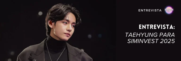 Imagem de Taehyung durante a Entrevista Taehyung SimInvest 2025, no blog do BangtanNow Bangtan Now. O artista aparece com um visual elegante em um fundo escuro, destacando sua expressão serena e presença marcante.