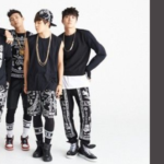 Imagem do BTS na era "2 COOL 4 SKOOL (feat. DJ Friz)", mostrando os membros em trajes estilosos e despojados. Ao lado, o título do álbum e da faixa em destaque, representando a capa do artigo com a letra da música no site Bangtan Now.