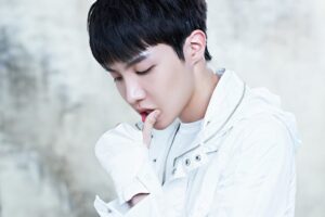 J-Hope em um retrato conceitual do bts o rul82 album, destacando a estética minimalista e o estilo marcante dessa era. Conheça mais sobre essa fase no Bangtan Now.