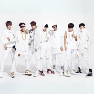 Foto icônica do BTS para o bts o rul82 album, com todos os integrantes em poses cheias de atitude e roupas brancas que simbolizam a estética única da era. Confira mais sobre essa fase no Bangtan Now.