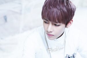 Close de V no bts o rul82 album, destacando sua expressão suave e cabelo em tom único, alinhado ao conceito refinado da era. Explore mais sobre o BTS no Bangtan Now!