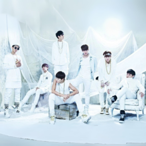 O BTS reunido em uma foto promocional do bts o rul82 album, com todos os integrantes vestidos de branco, simbolizando a estética marcante da era. Destaque disponível no site Bangtan Now.
