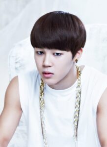 Jimin em um close poderoso, destacando o visual icônico da era bts o rul82 album. Saiba mais sobre este momento inesquecível no Bangtan Now!