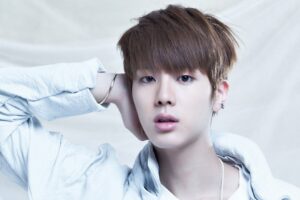 Jin, o Worldwide Handsome, exibindo um visual elegante e juvenil na era bts o rul82 album, capturando a essência charmosa do grupo. Confira mais sobre essa fase inesquecível no Bangtan Now.