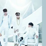 Imagem da música NO do BTS, do álbum O!RUL8,2?, com os membros vestidos de branco em um cenário conceitual. A arte apresenta um visual marcante, reforçando a estética do clipe. No canto superior direito, o logotipo "Bangtan Now" e a palavra "LETRAS" indicam que a imagem faz parte de um conteúdo sobre a discografia do grupo.