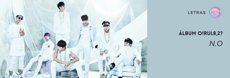 Imagem da música NO do BTS, do álbum O!RUL8,2?, com os membros vestidos de branco em um cenário conceitual. A arte apresenta um visual marcante, reforçando a estética do clipe. No canto superior direito, o logotipo "Bangtan Now" e a palavra "LETRAS" indicam que a imagem faz parte de um conteúdo sobre a discografia do grupo.