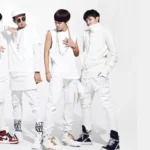 Integrantes do BTS posando com figurinos brancos promocionais do bts o rul82 album, representando a era marcante do grupo. Imagem usada no site Bangtan Now para ilustrar o segundo álbum do BTS.