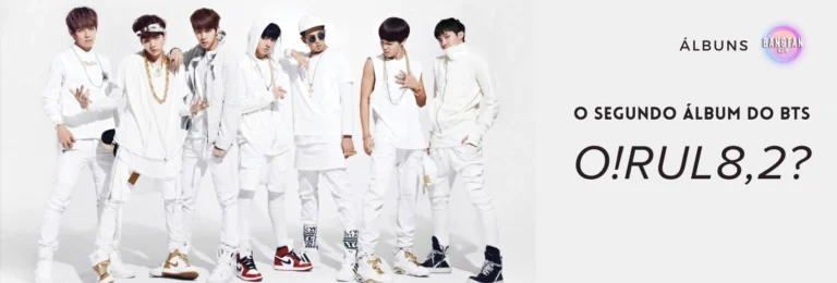 Integrantes do BTS posando com figurinos brancos promocionais do bts o rul82 album, representando a era marcante do grupo. Imagem usada no site Bangtan Now para ilustrar o segundo álbum do BTS.