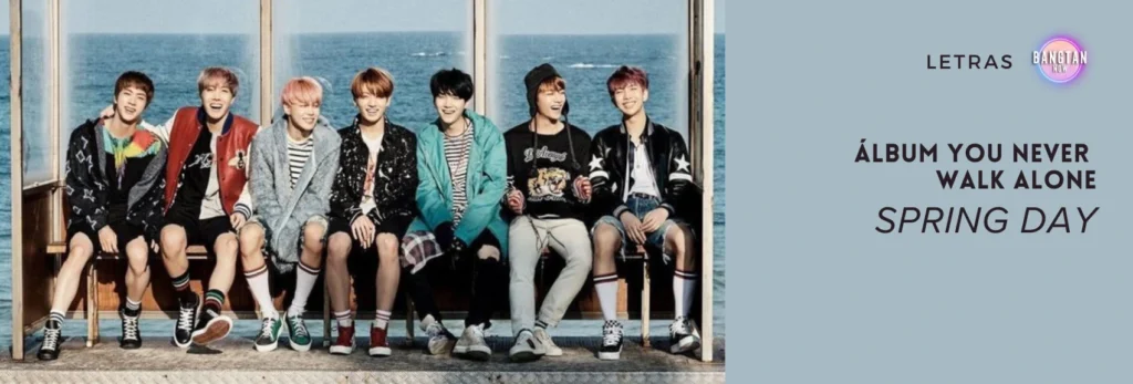 Imagem de capa do artigo sobre Spring Day, do BTS, publicada pelo Bangtan Now. A foto mostra os sete integrantes do grupo sentados em uma estrutura aberta, com o mar ao fundo, transmitindo uma sensação de nostalgia e amizade. O design inclui um fundo azul suave com o título "Álbum You Never Walk Alone – Spring Day", destacando a conexão da música com o álbum e seu impacto emocional.