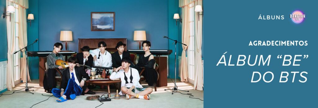 Imagem do BTS em um ambiente acolhedor com decoração clássica e tons azulados, remetendo à estética do álbum BE. Os sete membros estão dispostos de maneira descontraída na sala, cercados por instrumentos musicais como teclado, guitarra e percussão. Jungkook segura uma guitarra, enquanto Suga está sentado no chão com um tamborim próximo. RM usa um chapéu e J-Hope veste roupas confortáveis, refletindo a atmosfera intimista do conceito do BE. Essa imagem faz parte do artigo sobre os agradecimentos do álbum BE, onde os membros expressam suas emoções e gratidão pelo ARMY durante um período desafiador. Imagem que ilustra o artigo do Bangtan Now.
