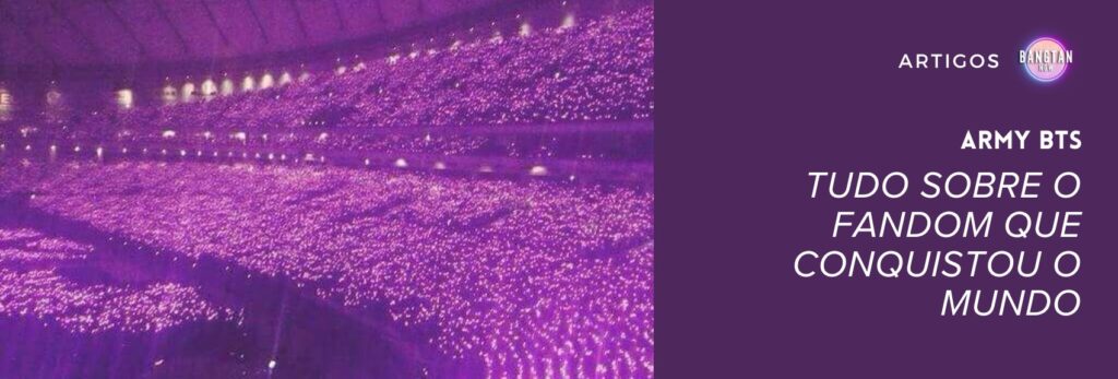 Imagem de um estádio lotado durante um show do BTS, com milhares de fãs segurando suas Army Bombs acesas, criando um imenso mar de luzes roxas. Esse efeito visual simboliza a união e força do Army BTS, um dos fandoms mais dedicados do mundo. No lado direito da imagem, há um fundo roxo com o título "Army BTS: Tudo sobre o fandom que conquistou o mundo", acompanhado do selo "Bangtan Now", reforçando a importância do fandom e sua conexão com o grupo.
