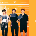 Imagem promocional do BTS para o clipe Butter. Os sete integrantes estão em pé, lado a lado, em frente a uma parede laranja com linhas brancas que lembram batimentos cardíacos. Cada um segura uma placa de identificação policial, como em uma cena de mugshot. Da esquerda para a direita: V, j-hope, RM, Jin, SUGA, Jungkook e Jimin. Ao lado direito da imagem, sobre fundo amarelo, está escrito: "BTS Butter — Letra, tradução, pronúncia e todos os detalhes por trás do hit", com o logo do site Bangtan Now no canto superior.