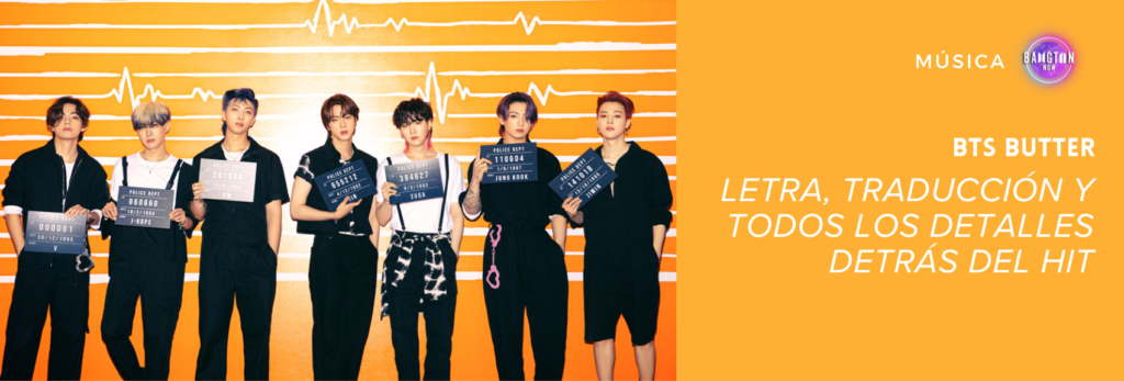 Imagen de portada del artículo “BTS Butter: Letra, traducción y todos los detalles detrás del éxito” en Bangtan Now. La foto muestra a los siete miembros de BTS de pie, uno al lado del otro, frente a una pared naranja con un diseño de línea de ritmo cardíaco. Cada uno viste ropa negra y sostiene una placa de estilo policial con números. De izquierda a derecha: el primer miembro sostiene un cartel con el número “000001”; el segundo, “660660”; el tercero, “201904”; el cuarto, “655212”; el quinto, “384627”; el sexto, “110604”; y el séptimo, “141018”. A la derecha de la imagen, sobre un fondo naranja sólido, aparece el texto: “BTS BUTTER – Letra, traducción y todos los detalles detrás del éxito”, junto al logotipo de Bangtan Now.