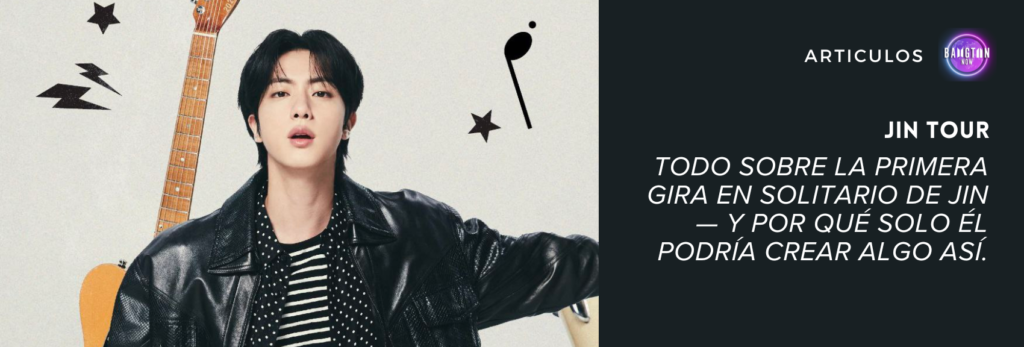 Imagen promocional de Jin utilizada como portada del artículo en el blog Bangtan Now, sobre la Jin Tour. Jin aparece con los brazos abiertos, usando una chaqueta de cuero negra, camisa a rayas y auriculares, con elementos gráficos musicales de fondo. A la derecha, el texto destaca: “Todo sobre la primera gira en solitario de Jin — y por qué solo él podría crear algo así”.