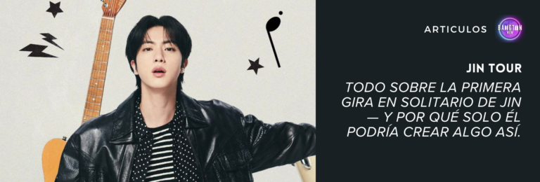 Imagen promocional de Jin utilizada como portada del artículo en el blog Bangtan Now, sobre la Jin Tour. Jin aparece con los brazos abiertos, usando una chaqueta de cuero negra, camisa a rayas y auriculares, con elementos gráficos musicales de fondo. A la derecha, el texto destaca: “Todo sobre la primera gira en solitario de Jin — y por qué solo él podría crear algo así”.