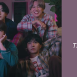 Imagem do MV de Life Goes On, mostrando os sete membros do BTS reunidos em um ambiente aconchegante, vestindo pijamas e roupas casuais, olhando para frente em um momento intimista. Ao lado, sobre um fundo roxo, está escrito “LETRA DE BTS LIFE GOES ON – SIGNIFICADO, TRADUÇÃO E ANÁLISE COMPLETA”, com o logotipo do blog Bangtan Now no canto superior direito. A imagem ilustra um artigo do Bangtan Now que traz a letra de BTS Life Goes On, tradução, significado e análise detalhada da música.
