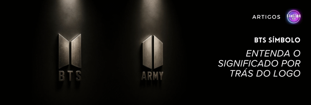 Imagem com o BTS símbolo e o símbolo do ARMY lado a lado, ambos em relevo metálico sobre fundo escuro, iluminados por luzes superiores. À direita, há o título do artigo "BTS Símbolo – Entenda o significado por trás do logo", com a marca do blog Bangtan Now no canto superior.