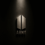 Imagem com o BTS símbolo e o símbolo do ARMY lado a lado, ambos em relevo metálico sobre fundo escuro, iluminados por luzes superiores. À direita, há o título do artigo "BTS Símbolo – Entenda o significado por trás do logo", com a marca do blog Bangtan Now no canto superior.