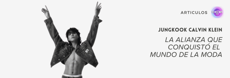 Imagen promocional en blanco y negro de Jungkook Calvin Klein. Jungkook aparece de pie, en el centro, con los brazos levantados en señal de confianza. Lleva una chaqueta de mezclilla abierta que deja al descubierto su torso definido y parte del calzoncillo con el logo de Calvin Klein visible. Su expresión es seria y poderosa, con el cabello oscuro cayendo sobre los ojos. A la derecha de la imagen, sobre fondo blanco, se lee el título del artículo: “Jungkook Calvin Klein: La alianza que conquistó el mundo de la moda”, junto al logo del blog Bangtan Now. La imagen transmite fuerza, estilo y modernidad, reforzando la identidad visual de la campaña de Jungkook como embajador de la marca Calvin Klein.