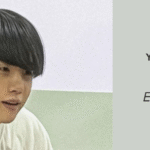Yoongi fez doação para crianças autistas e também participou das aulas do projeto, tocando e interagindo com os alunos. Na imagem, ele aparece sorrindo e vestindo uma camiseta clara, em um ambiente de sala de aula. À direita, está o título do artigo do Bangtan Now: "Yoongi fez doação para crianças autistas – o gesto que emocionou fãs no mundo todo". A imagem é usada como cabeçalho do artigo para transmitir a sensibilidade e o impacto da ação.