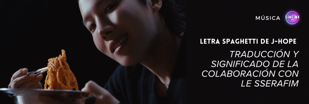 Imagen de portada del artículo “Letra SPAGHETTI de j-hope – traducción y significado de la colaboración con LE SSERAFIM” en el blog Bangtan Now. La escena muestra a j-hope, integrante de BTS, en un entorno oscuro y minimalista, con una iluminación suave que resalta su rostro. Él sostiene un plato de metal y levanta un tenedor lleno de espagueti, sonriendo levemente a la cámara. El encuadre es cerrado, enfocado en su expresión y en el movimiento de la pasta, transmitiendo el tono sensual y provocador del MV de SPAGHETTI. A la derecha, sobre un fondo negro, se encuentran los textos “LETRA SPAGHETTI DE J-HOPE – TRADUCCIÓN Y SIGNIFICADO DE LA COLABORACIÓN CON LE SSERAFIM” y el logotipo colorido de Bangtan Now en la esquina superior.