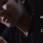 Imagen de portada del artículo “Letra SPAGHETTI de j-hope – traducción y significado de la colaboración con LE SSERAFIM” en el blog Bangtan Now. La escena muestra a j-hope, integrante de BTS, en un entorno oscuro y minimalista, con una iluminación suave que resalta su rostro. Él sostiene un plato de metal y levanta un tenedor lleno de espagueti, sonriendo levemente a la cámara. El encuadre es cerrado, enfocado en su expresión y en el movimiento de la pasta, transmitiendo el tono sensual y provocador del MV de SPAGHETTI. A la derecha, sobre un fondo negro, se encuentran los textos “LETRA SPAGHETTI DE J-HOPE – TRADUCCIÓN Y SIGNIFICADO DE LA COLABORACIÓN CON LE SSERAFIM” y el logotipo colorido de Bangtan Now en la esquina superior.