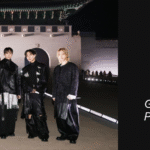 BTS en Netflix: arte de portada del artículo de Bangtan Now compuesta por dos elementos. A la izquierda, foto oficial publicada por Netflix con los siete integrantes de BTS - RM, Jin, SUGA, j-hope, Jimin, V y Jungkook - posando de noche frente a las puertas iluminadas del Palacio Gyeongbokgung en Gwanghwamun, Seúl, con trajes oscuros de elementos de armadura y hanbok reinterpretados por SONGZIO para el BTS THE COMEBACK LIVE | ARIRANG. A la derecha, fondo negro con el logo de Bangtan Now, la etiqueta "Artículos" y el título del artículo destacado: "BTS en Netflix - ¿Por qué el live de comeback en Gwanghwamun ya es parte de la historia?"
