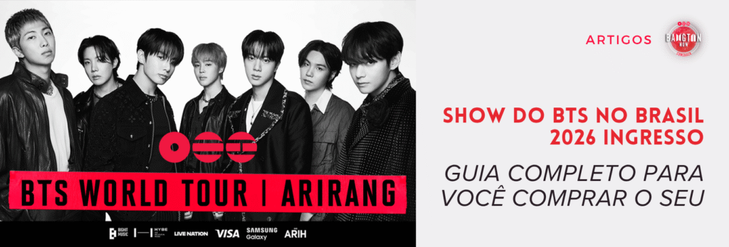 Show do BTS no Brasil 2026 ingresso: imagem promocional da BTS World Tour Arirang com os sete integrantes do BTS em preto e branco, alinhados lado a lado, com roupas escuras e olhando para a câmera; ao centro há uma faixa vermelha com o nome da turnê e, à direita, aparece a capa de artigo do blog Bangtan Now com o título de guia completo para compra de ingressos