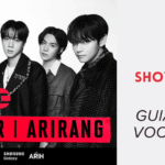 Show do BTS no Brasil 2026 ingresso: imagem promocional da BTS World Tour Arirang com os sete integrantes do BTS em preto e branco, alinhados lado a lado, com roupas escuras e olhando para a câmera; ao centro há uma faixa vermelha com o nome da turnê e, à direita, aparece a capa de artigo do blog Bangtan Now com o título de guia completo para compra de ingressos