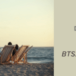 Documental de BTS en Netflix: escena del documental BTS: El Reencuentro mostrando a algunos integrantes del grupo sentados en tumbonas en la playa, de espaldas, contemplando el mar al atardecer. Imagen de portada del artículo de Bangtan Now.