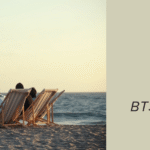 Documentário do BTS na Netflix: cena do documentário BTS: O Reencontro mostrando alguns integrantes do grupo sentados em espreguiçadeiras na praia, de costas, contemplando o mar ao entardecer. Imagem de capa do artigo do Bangtan Now.