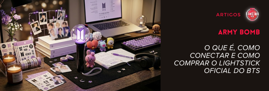 ARMY BOMB iluminada em roxo no centro de um setup de ARMY: photocards, álbum Map of the Soul, miniaturas BT21 e acessórios K-pop sobre mesa escura.