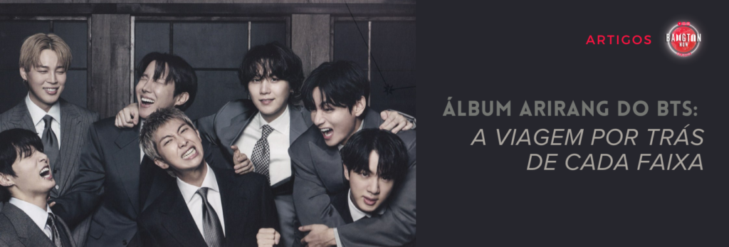 Foto promocional do álbum Arirang do BTS: os sete integrantes do grupo sorrindo e rindo juntos, em ternos escuros, num ensaio fotográfico em tons acinzentados. Ao lado, o texto 'Álbum Arirang do BTS: a viagem por trás de cada faixa