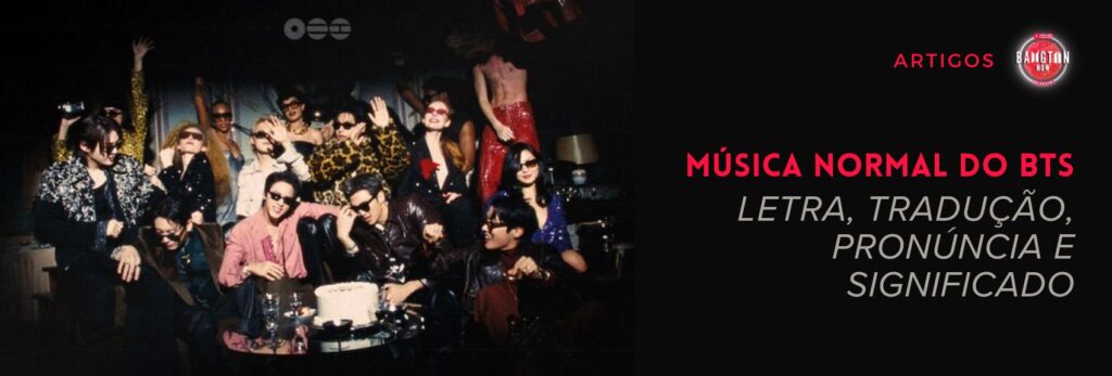 Capa do artigo "Música NORMAL do BTS letra, tradução, pronúncia e significado", categoria Artigos, com o logo do blog Bangtan Now. Foto em tom escuro e clima de festa vintage: os sete membros do BTS posam em roupas coloridas e chamativas, entre estampa de oncinha, paetês e uma pessoa em vestido longo vermelho em pé sobre um sofá, com gestos descontraídos como acenar e se apoiar uns nos outros, ao redor de uma mesa com um bolo.