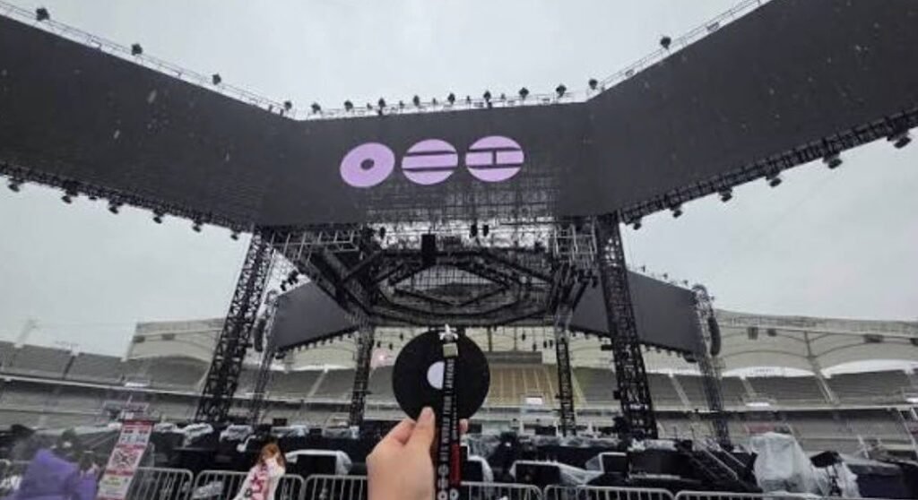 Traditional Korean jeongja pavilion and the ARIRANG tour stage inspired by it