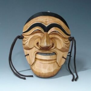 Uma máscara tradicional coreana (tal) no estilo hahoe, esculpida em madeira clara, com sobrancelhas arqueadas e escuras, olhos estreitos, boca sorridente entreaberta e cordões escuros amarrados nas laterais. Foi a base visual para as máscaras usadas na apresentação de "they don't know 'bout us" na turnê ARIRANG do BTS.