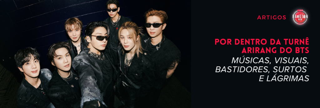 Os sete integrantes do BTS em uma selfie nos bastidores de um show da turnê ARIRANG do BTS, todos vestidos de preto com correntes prateadas, em um corredor de parede escura. Na ponta esquerda estão Jin e SUGA. Atrás, ao centro, aparecem j-hope e Taehyung. Na linha de frente, Jung Kook segura a câmera, ao lado de Jimin e Namjoon, os três de óculos escuros. Ao lado da foto, o título "Por dentro da turnê ARIRANG do BTS: músicas, visuais, bastidores, surtos e lágrimas", com o selo Artigos e a logo do Bangtan Now.