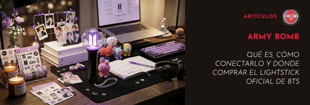 ARMY BOMB, el lightstick oficial de BTS, en un escritorio con peluches de BT21 y photocards