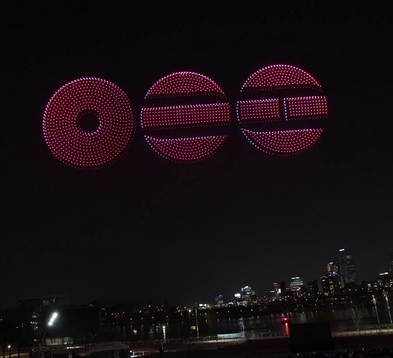 Bolo do BTS ARIRANG: o símbolo da era em vermelho, desenhado por drones no céu de Seul