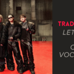 Banner horizontal dividido em duas partes. À esquerda, uma foto dos sete integrantes do BTS no photo sketch de "Hooligan", divulgado no Weverse. Eles estão de pé, lado a lado, sobre um piso vermelho brilhante, em um galpão industrial de concreto cinza, com colunas altas, paredes desgastadas e refletores baixos ao fundo. Todos vestem looks pretos de couro, com jaquetas, calças largas, botas pesadas, correntes prateadas, lenços estampados no pescoço e acessórios de metal. Um deles faz o sinal de paz com a mão, outro usa óculos escuros e jaqueta com gola de pelo preto, e o grupo tem expressão séria e confiante. À direita, sobre fundo cinza-escuro, aparecem o logo do Bangtan Now dentro de um círculo vermelho e a palavra "ARTIGOS" em vermelho. Abaixo, o título em letras vermelhas: "Tradução de Hooligan:", seguido, em letras cinza-claras e em itálico, do texto: "letra, pronúncia, o que significa e curiosidades que você nem imaginava."