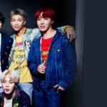 BTS 2017: os sete integrantes do BTS posando juntos num estúdio, com o título "O ano de Spring Day e DNA"