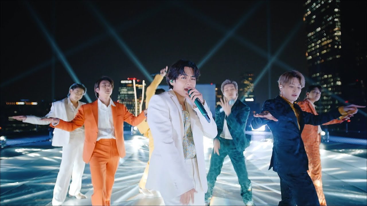BTS no Grammy 2021, cantando Dynamite num terraço em Seul
