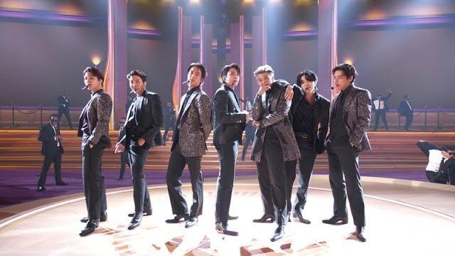 BTS no Grammy 2022, em Las Vegas, na apresentação de Butter com tema de espiões