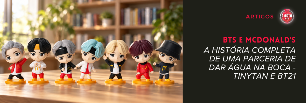 Sete bonecos colecionáveis TinyTAN - os personagens animados oficiais dos sete membros do BTS - sobre uma mesa de madeira, vestindo uniformes temáticos do McDonald's nas cores vermelha, branca e amarela com o logotipo da rede. Ao fundo, estantes desfocadas em ambiente iluminado. Imagem ilustrativa gerada por inteligência artificial. Banner do artigo do Bangtan Now sobre a parceria BTS McDonald's.