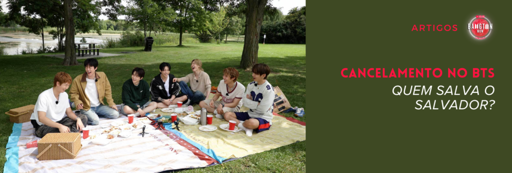 Os sete integrantes do BTS sentados lado a lado em toalhas de piquenique coloridas, sobre a grama de um parque arborizado com um lago ao fundo. Eles riem e conversam entre cestas de vime, pratos de comida e copos vermelhos. Ao lado, sobre fundo verde-oliva, o título do artigo do Bangtan Now: Cancelamento no BTS: quem salva o salvador?