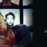 Documental de Jungkook I Am Still: Jung Kook sentado en un sofá frente a una pared de televisores antiguos con imágenes; a la derecha, la portada de Bangtan Now con el título del artículo