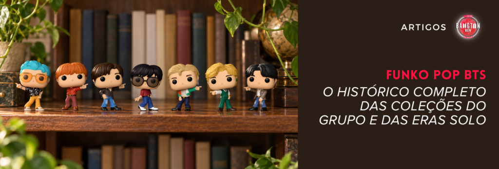 Capa do artigo do Bangtan Now sobre Funko Pop BTS. À esquerda, os sete bonecos Funko Pop BTS da coleção Dynamite estão enfileirados numa prateleira de madeira, diante de uma estante com livros antigos, plantas e um globo dourado. Os bonecos têm cabeças grandes e roupas coloridas em estilo retrô, com camisas estampadas e calças boca de sino. Da esquerda para a direita estão RM, de cabelo azul e óculos laranja; Jin; SUGA; j-hope, de óculos escuros; Jimin; V, de colete verde; e Jung Kook. Todos fazem o mesmo gesto, com o braço estendido apontando para o lado. À direita, sobre fundo marrom escuro, aparecem a palavra Artigos, o logo do Bangtan Now e o título Funko Pop BTS: o histórico completo das coleções do grupo e das eras solo.